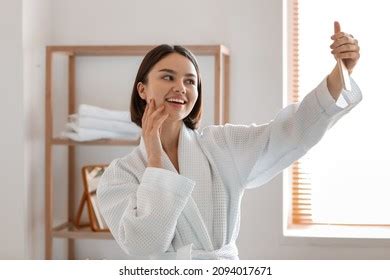 248 Woman Selfie Bathroom Stock Photos & High。